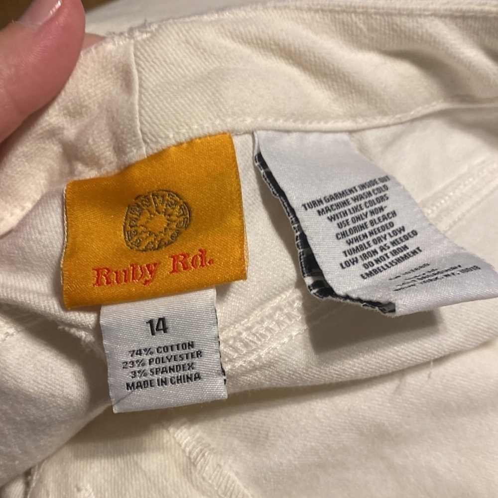 Ruby rd size 14 cream capris - Picture 3 of 3